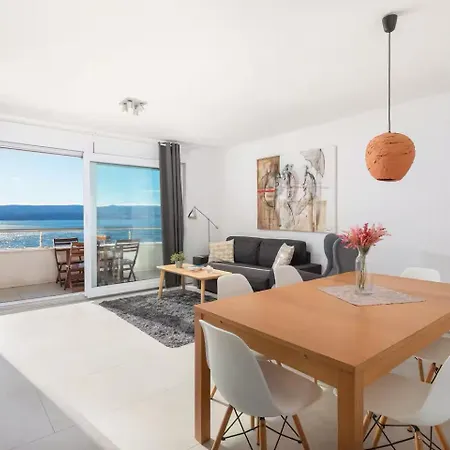 Jolara With Heated Pool Apartment
