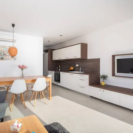Jolara With Heated Pool Appartement Mimice