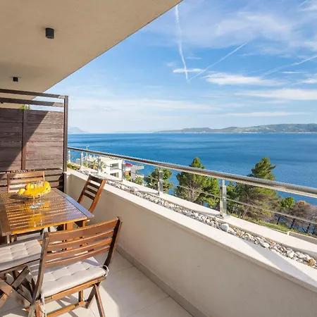 Jolara With Heated Pool Apartment