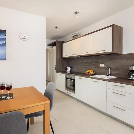 Jolara With Heated Pool Apartment